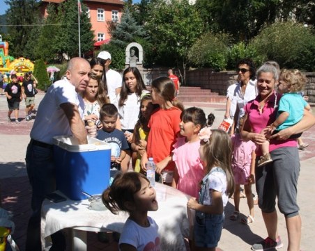 Миньор протестира в Родопите, като раздава... безплатен сладолед на децата