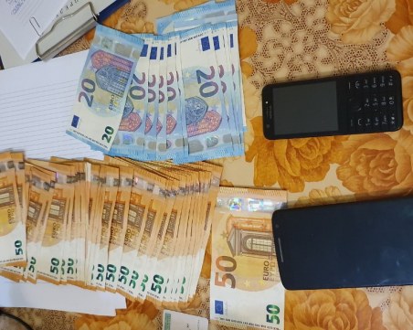 Пачки и тефтери за рушвети след акцията в Агенцията по храните в Бургас