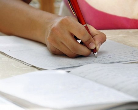 Спипаха ученик с телефон на поправката на матурите в Асеновград, анулираха работата му