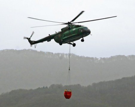 Вертолет Ми-17  се включва в гасенето на пожара край Нова Загора