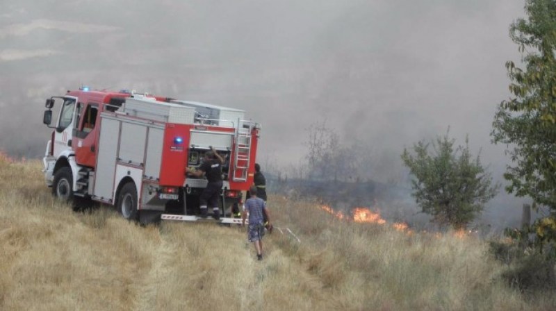 Големият пожар край Нова Загора е овладян, над 500 декара гори са унищожени