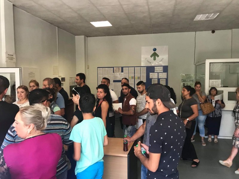 Нови документи - стари проблеми! Пловдивчани чакат с часове да се сдобият с лична карта