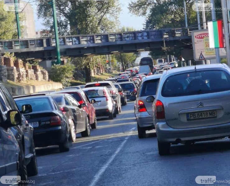Коматевският възел в Пловдив се задръсти – колони от коли се извиват към Кючука