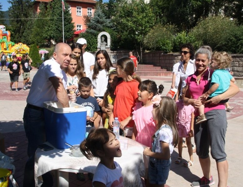Миньор протестира в Родопите, като раздава... безплатен сладолед на децата