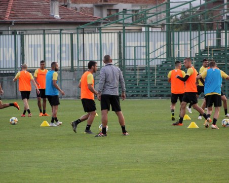 Ботев без Неделев и Вутов, но с 15-годишен юноша за дербито с Локо