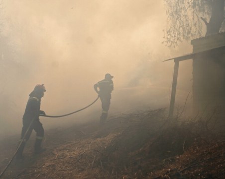 Четири пожара бушуват в Гърция