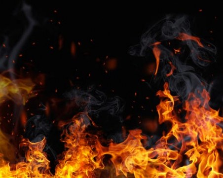 Двама са в болница след пожар в Благоевград