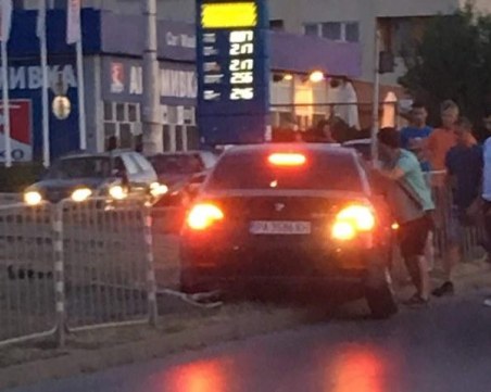 Кола се заби в метална ограда на столичен булевард