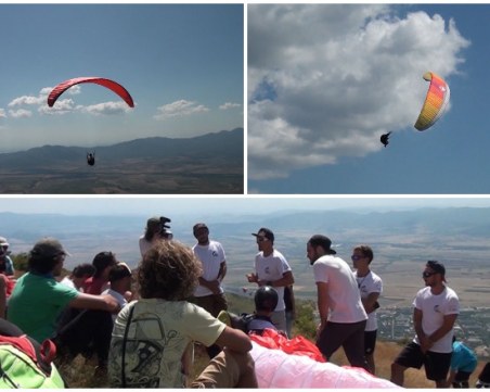 Парапланеристи от цял свят летят като птици в небето над Сопот
