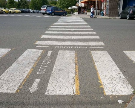 Пенсионер сам нарисува пешеходна пътека до дома си