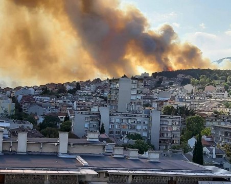Голям пожар в Стара Загора, евакуираха 30 малки деца