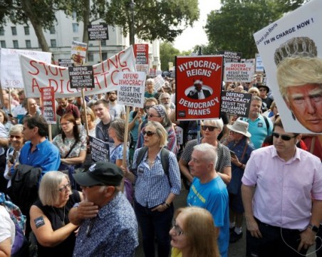 Хиляди на протест в Лондон срещу 