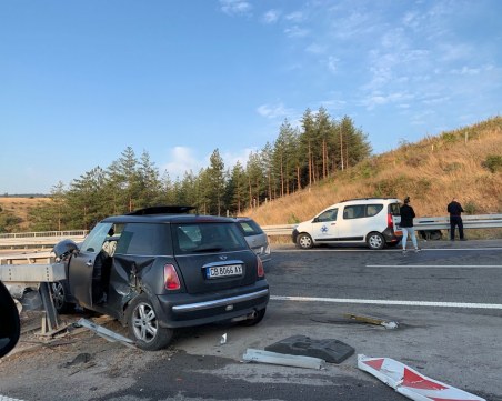 Кола се заби в мантинела на 
