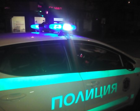 Мъж лежи неподвижно на пътното платно на улица 