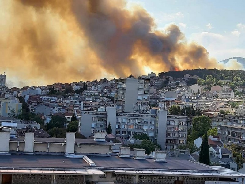 Голям пожар в Стара Загора, евакуираха 30 малки деца