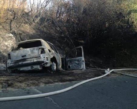 Кола се запали в движение, 3 души пострадаха