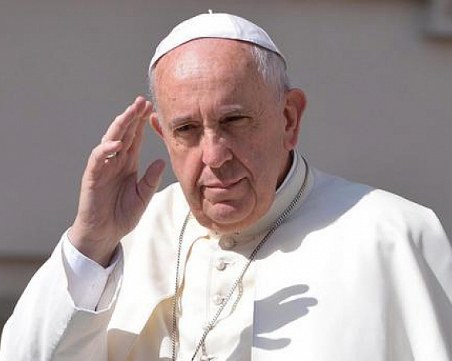 Папа Франциск заседна в асансьор