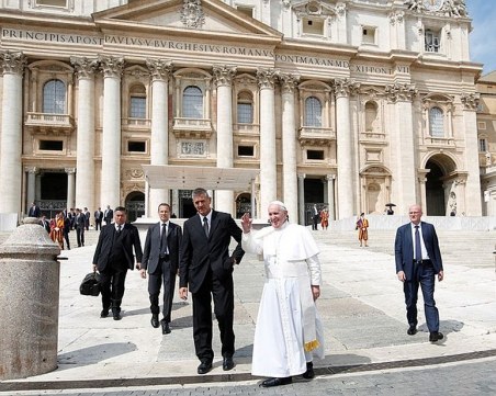 Папата заседна в асансьор, пожарникари го спасяваха
