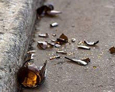 Пиян мъж нападна полицаи с бирена бутилка