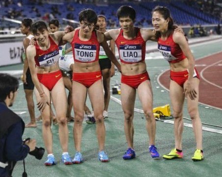 Съмнения в пола на две лекоатлетки, шокираха с вида си