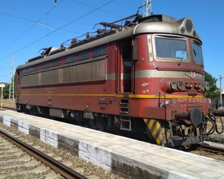 Запали се локомотивът на влака Варна-Пловдив