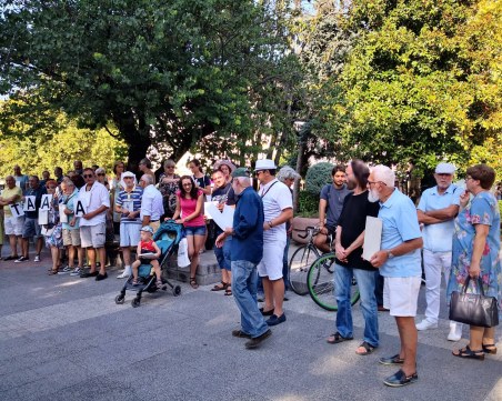 ДПХ издигна бели картини на протест пред Община Пловдив