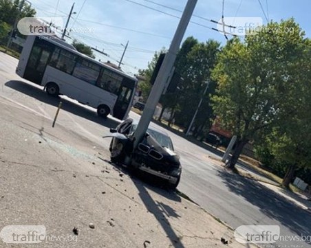 Катастрофа на Коматевско шосе в Пловдив! БМВ се заби в стълб