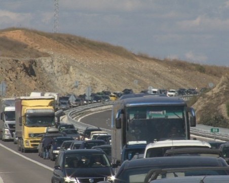 Катастрофа затруднява движението на АМ Струма