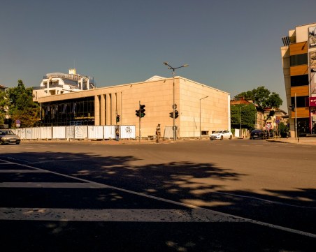 Кметът Иван Тотев влиза в ролята на лош родител на художниците, възпитава ги