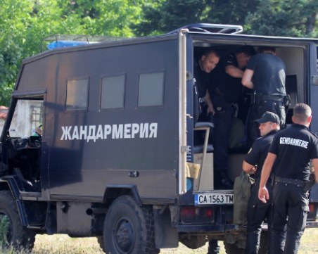Мащабна акция в София! Жандармерия и полиция нахлуха в кв. 