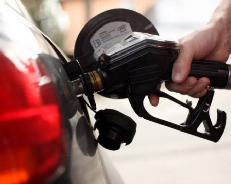 Мъж остана без кола, докато зарежда на бензиностанция! Крадецът – негов приятел