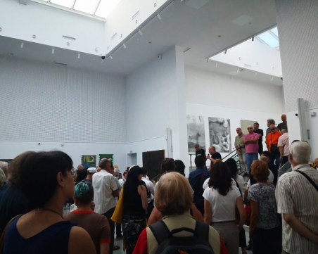 Новата галерия започна с 