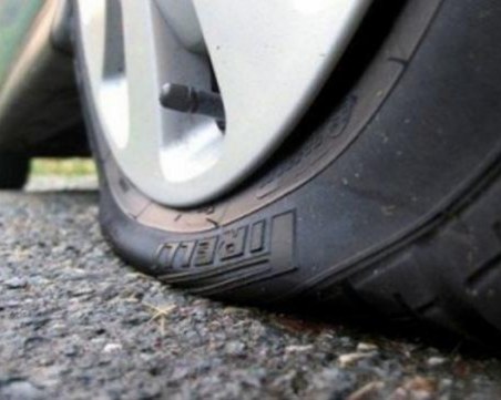 Пиян се ядоса на паркирал микробус, сряза му гумите