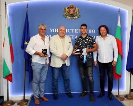 Почетен плакет за световния вицешампион Ангел Кодинов