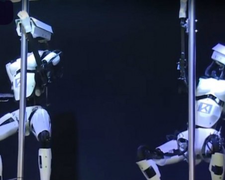 Роботи на токчета танцуват на пилон по френските клубове