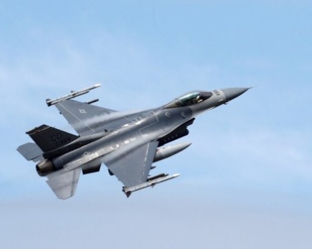 САЩ отпуска 56 153 980 долара на България за самолетите F-16
