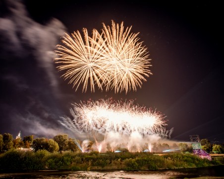 Пищно светлинно шоу освети небето в Пловдив