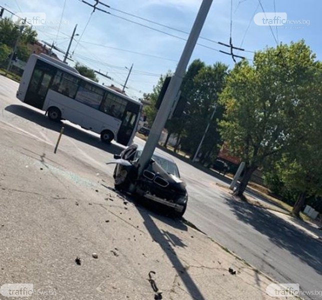 Катастрофа на Коматевско шосе в Пловдив! БМВ се заби в стълб