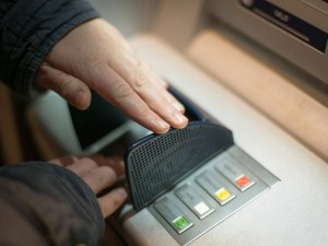 Арестуваха българин в Индонезия заради измами с банкови карти