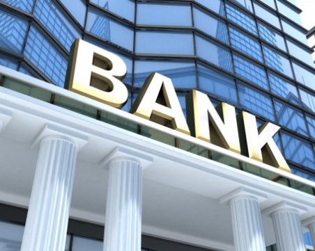 Банките наваксват ниските лихви с по-солени такси