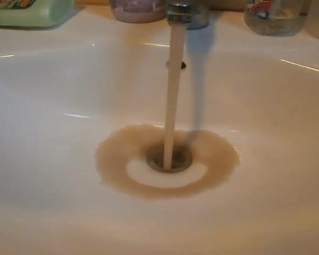 Кал тече от чешмите в града на телефонните измамници