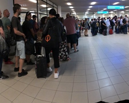 Километрични опашки на Летище София, машините за паспортна проверка не работят