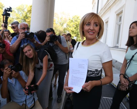 Мая Манолова депозира оставката си като омбудсман, започва кампания