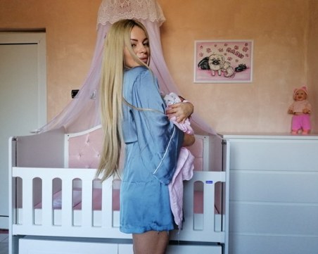 Мис Джуки Габриела Радославова показа дъщеричката си