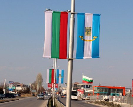 Монтираха 300 нови знамена в Пловдив, огромен флаг се вее на Бунарджика