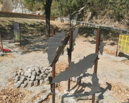 Монтират нови указателни табели на Бунарджика