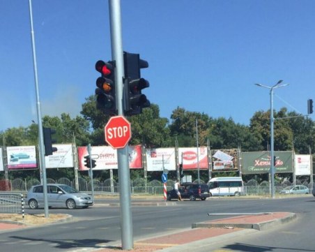 Пловдивчанин се заби в светофар с колата си, опита се да избяга