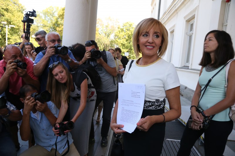 Мая Манолова депозира оставката си като омбудсман, започва кампания