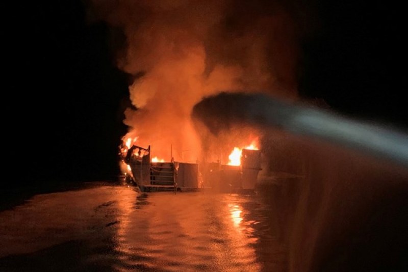 Осем души загинаха при голям пожар на яхта в Калифорния