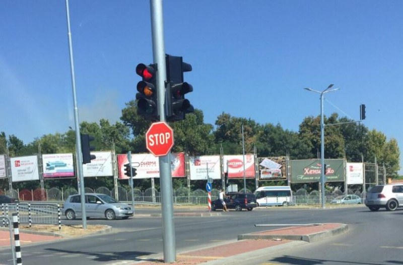 Пловдивчанин се заби в светофар с колата си, опита се да избяга